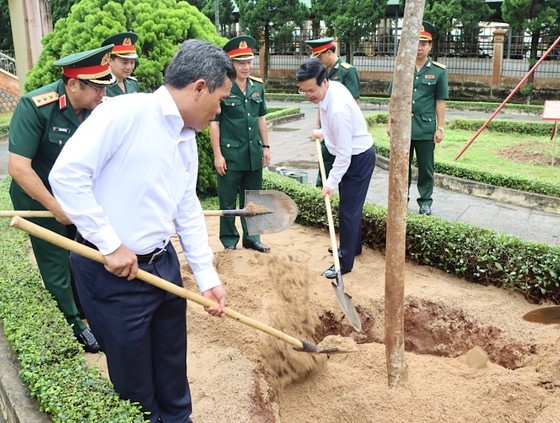 State President Vo Van Thuong plants trees at the traditional house of the Army Corps 15. (Photo: SGGP)
