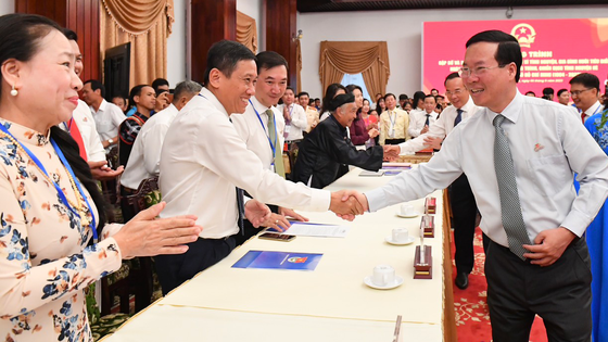 State President Vo Van Thuong meets delegates at the ceremony. (Photo: SGGP)