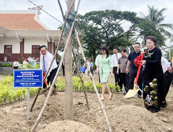Former Chairwoman of the National Assembly Nguyen Thi Kim Ngan and Chairman of the People's Committee of Ben Tre Province Tran Ngoc Tam plant trees at Moncada Village’s memorial house. (Photo: SGGP) Former Chairwoman of the National Assembly Nguyen Thi Kim Ngan and Chairman of the People's Committee of Ben Tre Province Tran Ngoc Tam plant trees at Moncada Village’s memorial house. (Photo: SGGP)