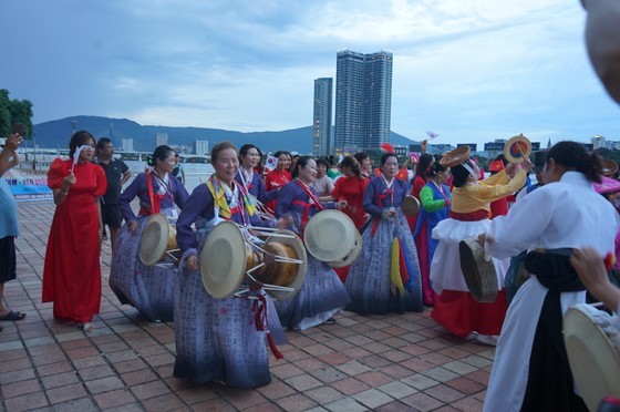 Korean and Vietnamese people wearing traditional clothes join a street parade at the Vietnam-South Korea Festival in Da Nang City. (Photo: SGGP) Korean and Vietnamese people wearing traditional clothes join a street parade at the Vietnam-South Korea Festival in Da Nang City. (Photo: SGGP)