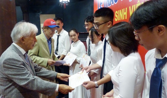 Professors Odon Vallet and Tran Thanh Van offer Vallet scholarships to outstanding students. (Photo: SGGP)