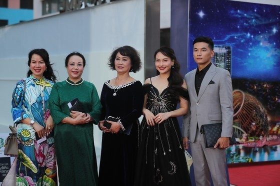Meritorious Artist Thanh Quy (2nd, L)