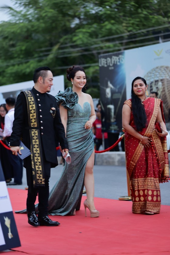 Actress Mai Thu Huyen (C)