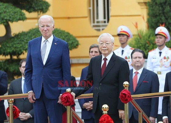 Two leaders attend the receiving ceremony. (Photo: SGGP)