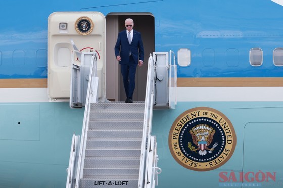 US President arrives in Hanoi, starting State visit to Vietnam. (Photo: SGGP)
