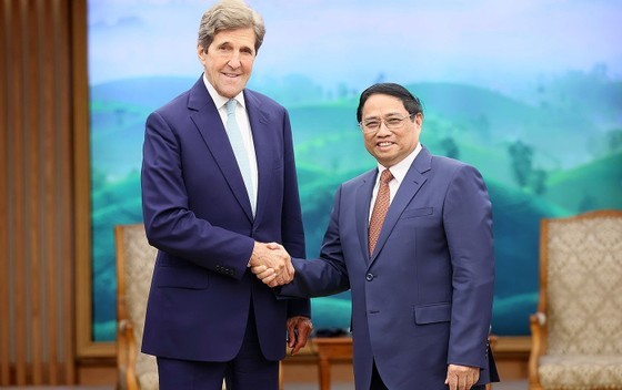 PM Pham Minh Chinh (R) and US Special Presidential Envoy for Climate John Kerry at their meeting in Hanoi on September 9 (Photo: VNA) PM Pham Minh Chinh (R) and US Special Presidential Envoy for Climate John Kerry at their meeting in Hanoi on September 9 (Photo: VNA)