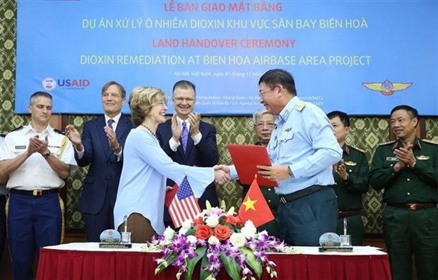 Major General Bui Anh Chung, Deputy Commander of the Air Defence – Air Force Service and Deputy Administrator of the US Agency for International at the land handover ceremony for the Dioxin Remediation at Bien Hoa Airbase Area Project on November 1, 2019 (Photo: VNA) Major General Bui Anh Chung, Deputy Commander of the Air Defence – Air Force Service and Deputy Administrator of the US Agency for International at the land handover ceremony for the Dioxin Remediation at Bien Hoa Airbase Area Project on November 1, 2019 (Photo: VNA)