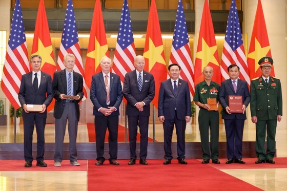 NA Chairman Vuong Dinh Hue and US President Joe Biden witness the Vietnamese Ministry of National Defense’s handover of US troops’ war souvenirs to the US Department of Defense. (Photo: SGGP)