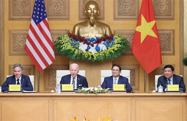 Vietnamese Prime Minister Pham Minh Chinh (second from right) and US President Joseph Robinette Biden Jr. (second from left) attend the two countries&apos; high-level conference on investment and innovation in Hanoi on September 11. (Photo: VNA)