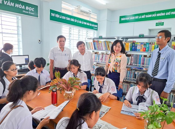 The program&apos;s organizer hands over the library to the Doan Van To High School. (Photo: SGGP)