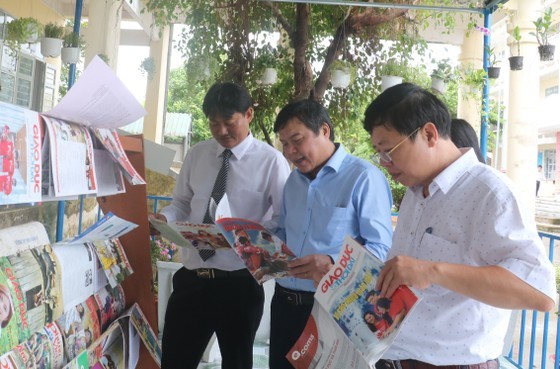Editor-in-chief of the SGGP Newspaper Tang Huu Phong (C) and Deputy Director of the Department of Education and Training of Bac Lieu Province Nguyen Van Nguyen (R) visit the Green Library in the Ninh Thanh Loi High School (Photo: SGGP)