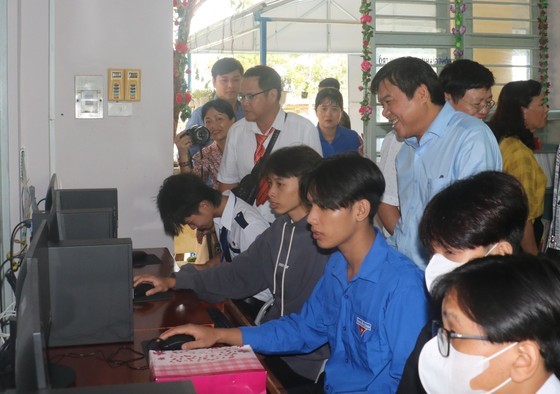 Students of the Ninh Thanh Loi High School enjoy the new well-equipped library. (Photo: SGGP)