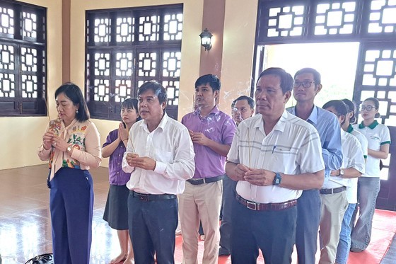 The delegation offers incense to pay tribute to President Ho Chi Minh at his memorial house in Den Tho Village, An Thanh Commune, Soc Trang Province’s Cu Lao Dung District. (Photo: SGGP)