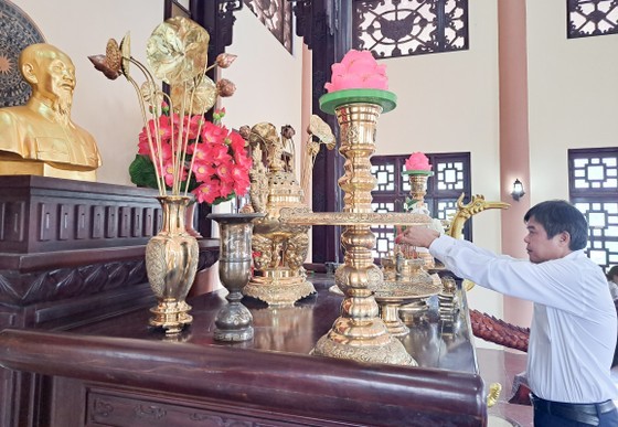 Editor-in-chief of the SGGP Newspaper Tang Huu Phong offers incense to President Ho Chi Minh. (Photo: SGGP)