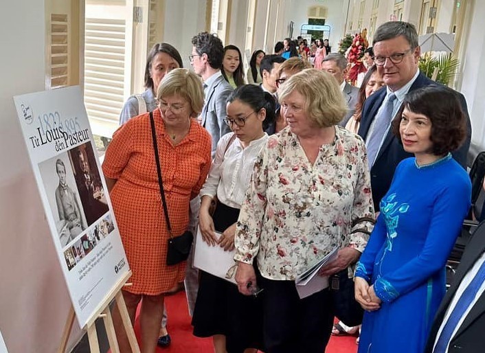 People visit the photo exhibition featuring the life and career of French scientist Louis Pasteur. (Photo: hcmcpv)