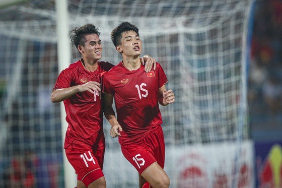 Dinh Bac (R) celebrates his opening goal with Khuat Van Khang (Photo: SGGP) Dinh Bac (R) celebrates his opening goal with Khuat Van Khang (Photo: SGGP)