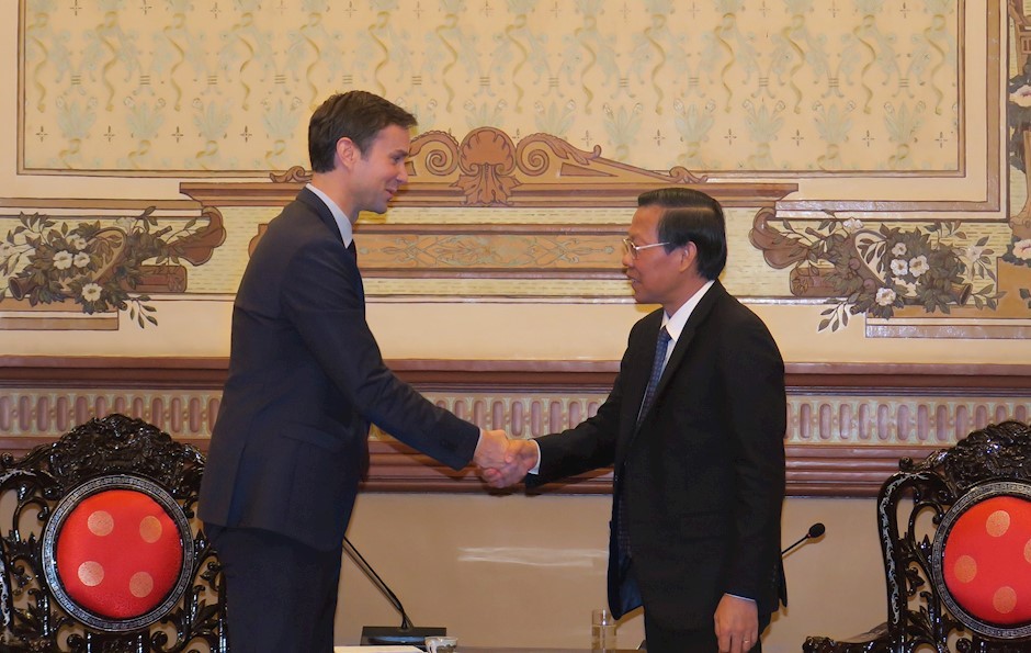 Chairman of the People’s Committee of HCMC Phan Van Mai (R) receives IMF Resident Representative in Vietnam Jochen Schmittmann (Photo: hcmcpv) Chairman of the People’s Committee of HCMC Phan Van Mai (R) receives IMF Resident Representative in Vietnam Jochen Schmittmann (Photo: hcmcpv)
