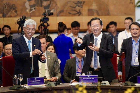 HCMC's leaders give delegates a treat with cups of Vietnamese tea at the meeting. (Photo: SGGP) HCMC's leaders give delegates a treat with cups of Vietnamese tea at the meeting. (Photo: SGGP)