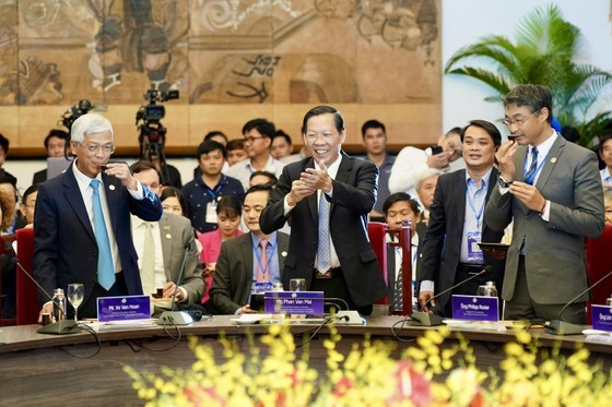 HCMC's leaders give delegates a treat with cups of Vietnamese tea at the meeting. (Photo: SGGP) HCMC's leaders give delegates a treat with cups of Vietnamese tea at the meeting. (Photo: SGGP)