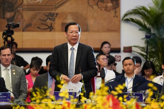 Chairman of the HCMC People's Committee Phan Van Mai chairs a meeting between HCMC leaders and participants, including experts, investors, representatives of the financial organizations and business associations, and 100 Chief Executive Officers (CEOs) of corporations in the domestic and foreign green economy and circular economy ecosystems. (Photo: SGGP) Chairman of the HCMC People's Committee Phan Van Mai chairs a meeting between HCMC leaders and participants, including experts, investors, representatives of the financial organizations and business associations, and 100 Chief Executive Officers (CEOs) of corporations in the domestic and foreign green economy and circular economy ecosystems. (Photo: SGGP)