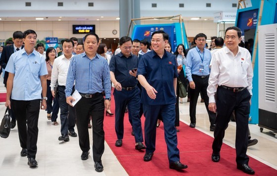 NA Chairman Vuong Dinh Hue (2nd, R) comes to the National Convention Center to check the preparation work for the conference. (Photo: SGGP) NA Chairman Vuong Dinh Hue (2nd, R) comes to the National Convention Center to check the preparation work for the conference. (Photo: SGGP)