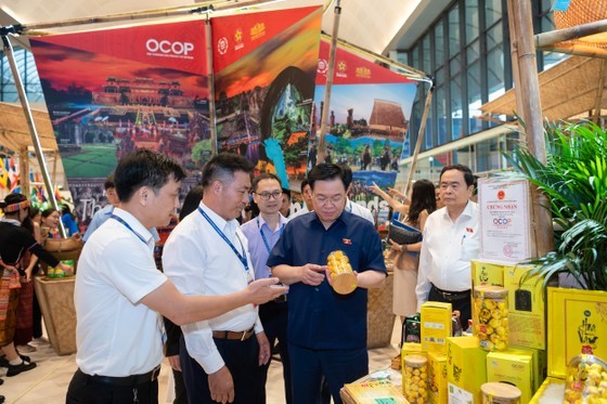 NA Chairman Vuong Dinh Hue visits a stall displaying OCOP products at the conference. (Photo: SGGP) NA Chairman Vuong Dinh Hue visits a stall displaying OCOP products at the conference. (Photo: SGGP)