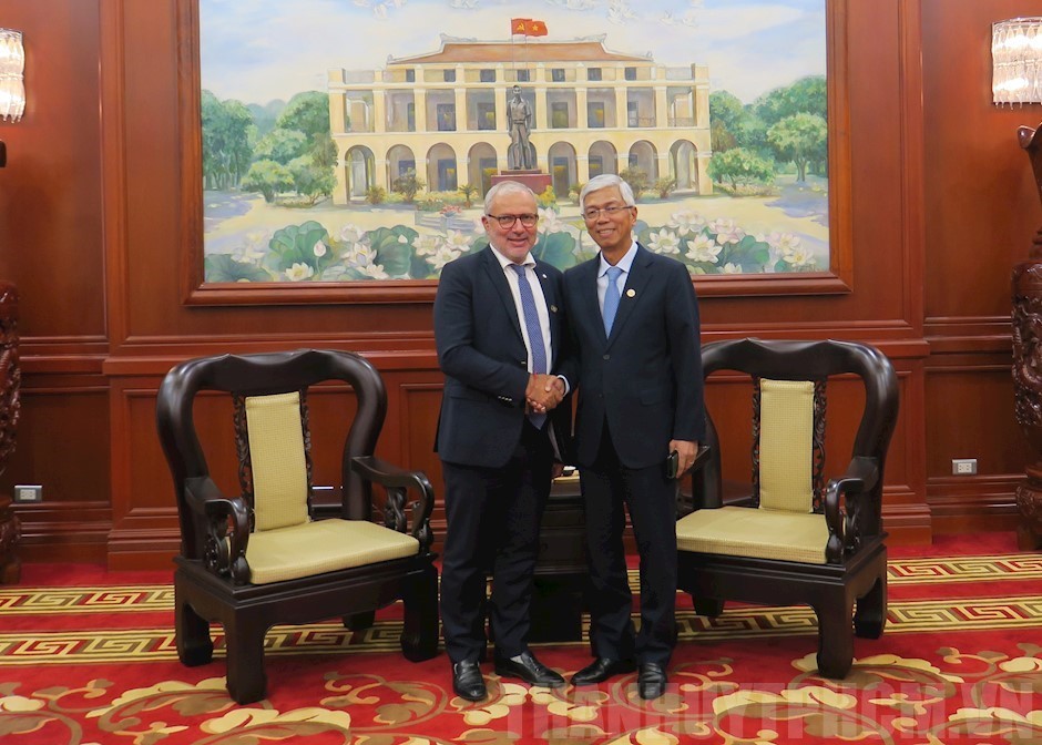 Vice Chairman of the HCMC People’s Committee Vo Van Hoan (R) and Mayor of France&apos;s Nevers City Denis Thuriot (Photo: hcmcpv)