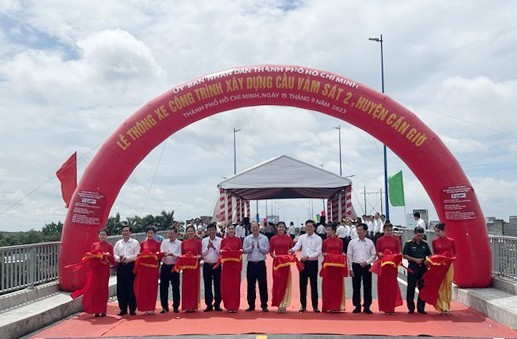 Deputy Secretary of the Ho Chi Minh City Party Committee, Mr. Nguyen Ho Hai, and other delegates at the Vam Sat 2 Bridge opening ceremony. (Photo: SGGP)