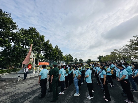 The delegation offers incense and flowers to the memorial monument commemorating heroic martyrs of the secret fleet of transport ships, also known as “No Number Naval Ships” at the Naval Region 2 Command’s Marine Brigade 125 in HCMC before the departure. (Photo: SGGP) The delegation offers incense and flowers to the memorial monument commemorating heroic martyrs of the secret fleet of transport ships, also known as “No Number Naval Ships” at the Naval Region 2 Command’s Marine Brigade 125 in HCMC before the departure. (Photo: SGGP)