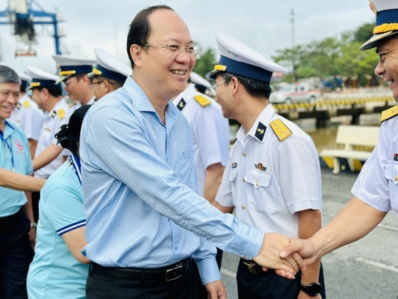 Vice Secretary of the HCMC Party Committee Nguyen Ho Hai wishes delegates to have a good trip. (Photo: SGGP)