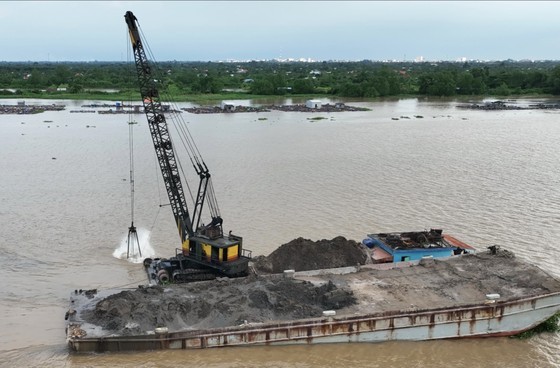 Sand mining in Tan Chau Town of An Giang Province (Photo: SGGP)