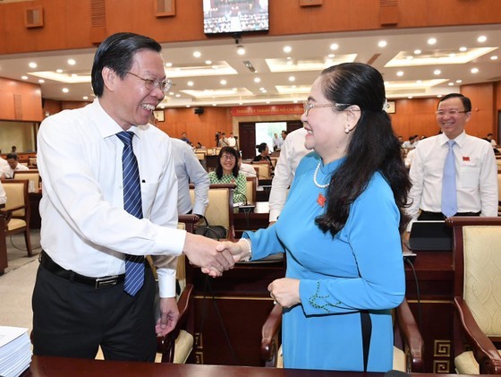 Chairman of HCMC People&apos;s Committee Phan Van Mai and Chairwoman of the municipal People&apos;s Council Nguyen Thi Le at the session (Photo: SGGP)
