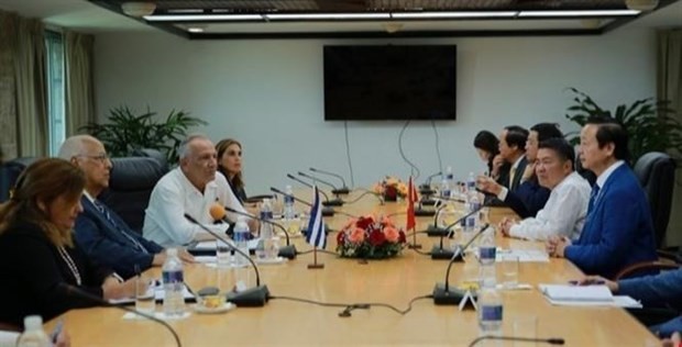 Deputy Prime Minister Tran Hong Ha and First Deputy Prime Minister of Cuba Ricardo Cabrisas Ruíz in their talks in Havana on September 18. (Photo: VNA)