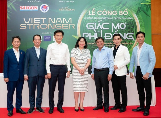 The organization board of the program at the press conference (Photo: SGGP)