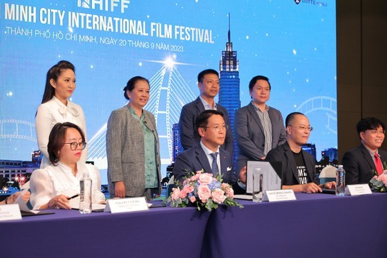 A signing ceremony between the organization board of the film festival and the partners (Photo: SGGP)