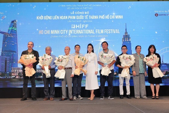 The organization board of HIFF offers flowers to consultants at the press conference (Photo: SGGP)