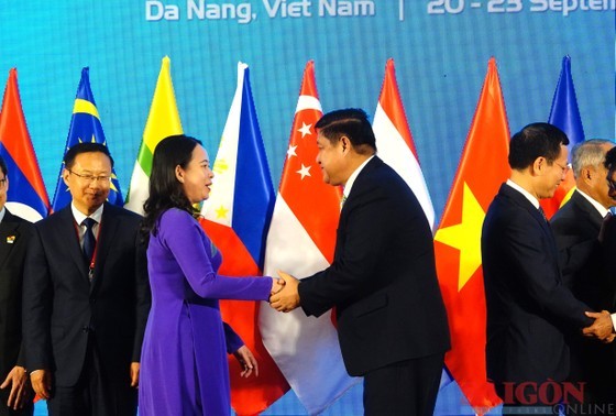 Vice State President Vo Thi Anh Xuan meets delegates at the conference. (Photo: SGGP)