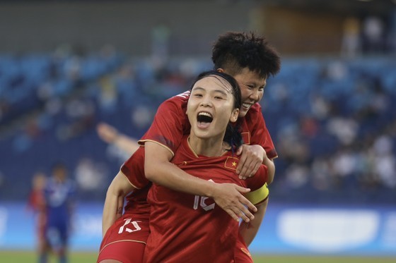 Player Hai Yen scores the first goal for Vietnam in the match against Nepal. (Photo: SGGP)