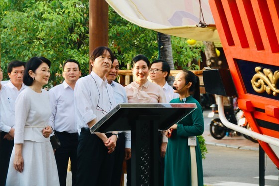 Crown Prince Akishino and Crown Princess Kiko visit a diecast replica of the Chau An Boat, a Japanese merchant ship that crossed the sea to Hoi An to trade in the first half of the 17th century. (Photo: SGGP) Crown Prince Akishino and Crown Princess Kiko visit a diecast replica of the Chau An Boat, a Japanese merchant ship that crossed the sea to Hoi An to trade in the first half of the 17th century. (Photo: SGGP)