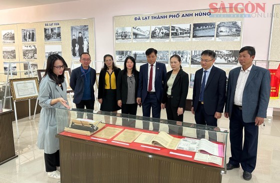 Leaders of Da Lat City visit the exhibition. (Photo: SGGP) Leaders of Da Lat City visit the exhibition. (Photo: SGGP)