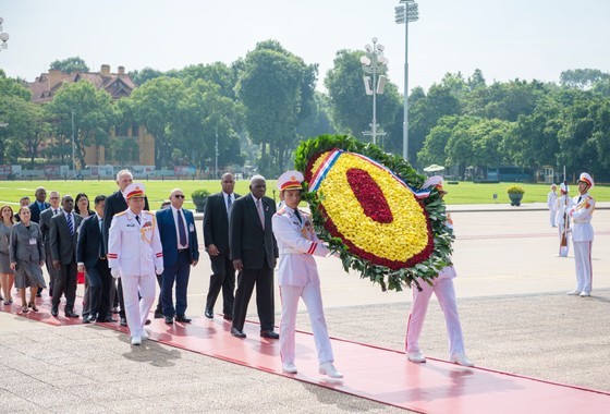 Cuba’s National Assembly Esteban Lazo Hernandez and his delegation visited and offered flowers to commemorate President Ho Chi Minh at his Mausoleum. (Photo: SGGP) Cuba’s National Assembly Esteban Lazo Hernandez and his delegation visited and offered flowers to commemorate President Ho Chi Minh at his Mausoleum. (Photo: SGGP)