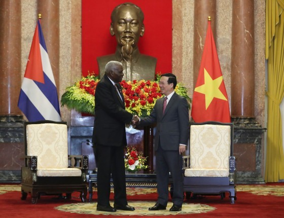 State President Vo Van Thuong (R) and Chairman of the National Assembly of People's Power of Cuba Esteban Lazo Hernandez at the receiving ceremony (Photo: SGGP) State President Vo Van Thuong (R) and Chairman of the National Assembly of People's Power of Cuba Esteban Lazo Hernandez at the receiving ceremony (Photo: SGGP)