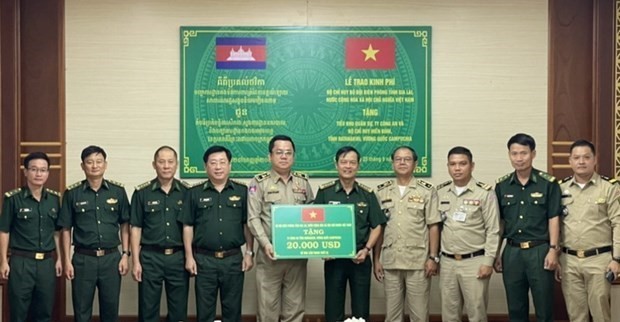 The Border Guard Command of Gia Lai presents US$50,000 to the representatives of the three Cambodian border protection forces to help them build command offices, and purchase necessary equipment for their work. (Photo: VNA) The Border Guard Command of Gia Lai presents US$50,000 to the representatives of the three Cambodian border protection forces to help them build command offices, and purchase necessary equipment for their work. (Photo: VNA)