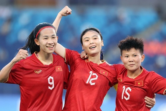 Vietnamese players Thuy Hang, Hai Yen and Bich Thuy cheer for their victory (Photo: SGGP)