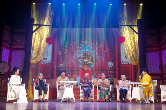 An exchange with veteran artists at Tran Huu Trang Cai Luong Theater (Photo: SGGP)