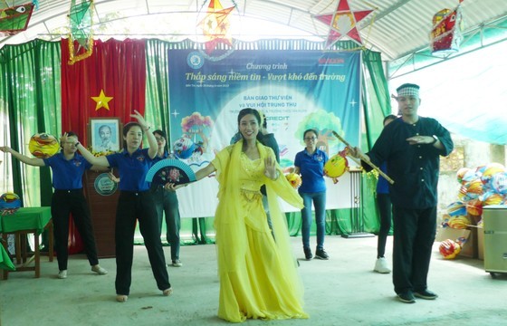 Children enjoy a jubilant festivity atmosphere with various activities of music performances and traditional games. (Photo: SGGP)
