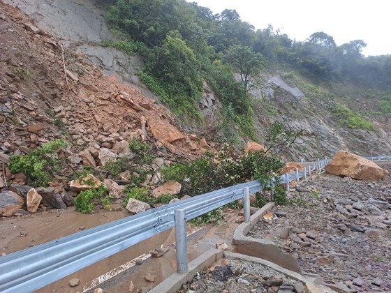 The National Highway 8A is cut off by a landslide. (Photo: SGGP)