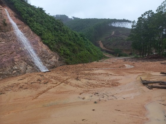 Floods have destroyed and blocked a road leading to Rao Tre mountainous village. (Photo: SGGP)