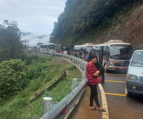 The incident disrupts traffic on the National Highway 8A. (Photo: SGGP)
