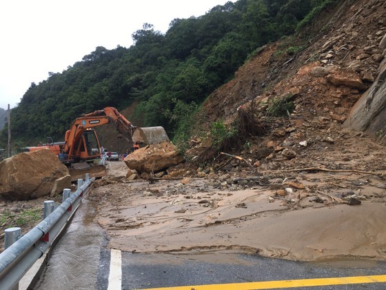 At the landslide scene on National Highway 8A (Photo: SGGP)